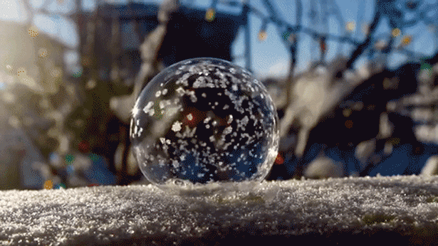Tại sao đến nước sôi và bong bóng cũng có thể đóng băng trong mùa đông lạnh kỷ lục? - Ảnh 2.