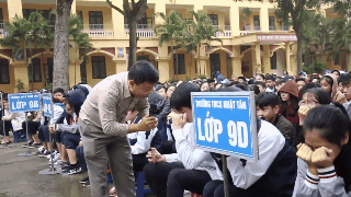 Học sinh cùng thầy cô ở Hà Nội khóc như mưa giữa sân trường vì một bài chia sẻ - Ảnh 5.