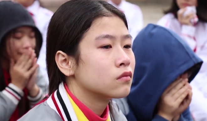 Học sinh cùng thầy cô ở Hà Nội khóc như mưa giữa sân trường vì một bài chia sẻ 2