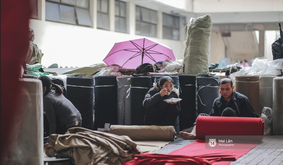 Chùm ảnh: Hà Nội giá rét 10 độ, một chiếc thùng carton hay manh áo mưa cũng khiến người lao động nghèo ấm hơn - Ảnh 13.