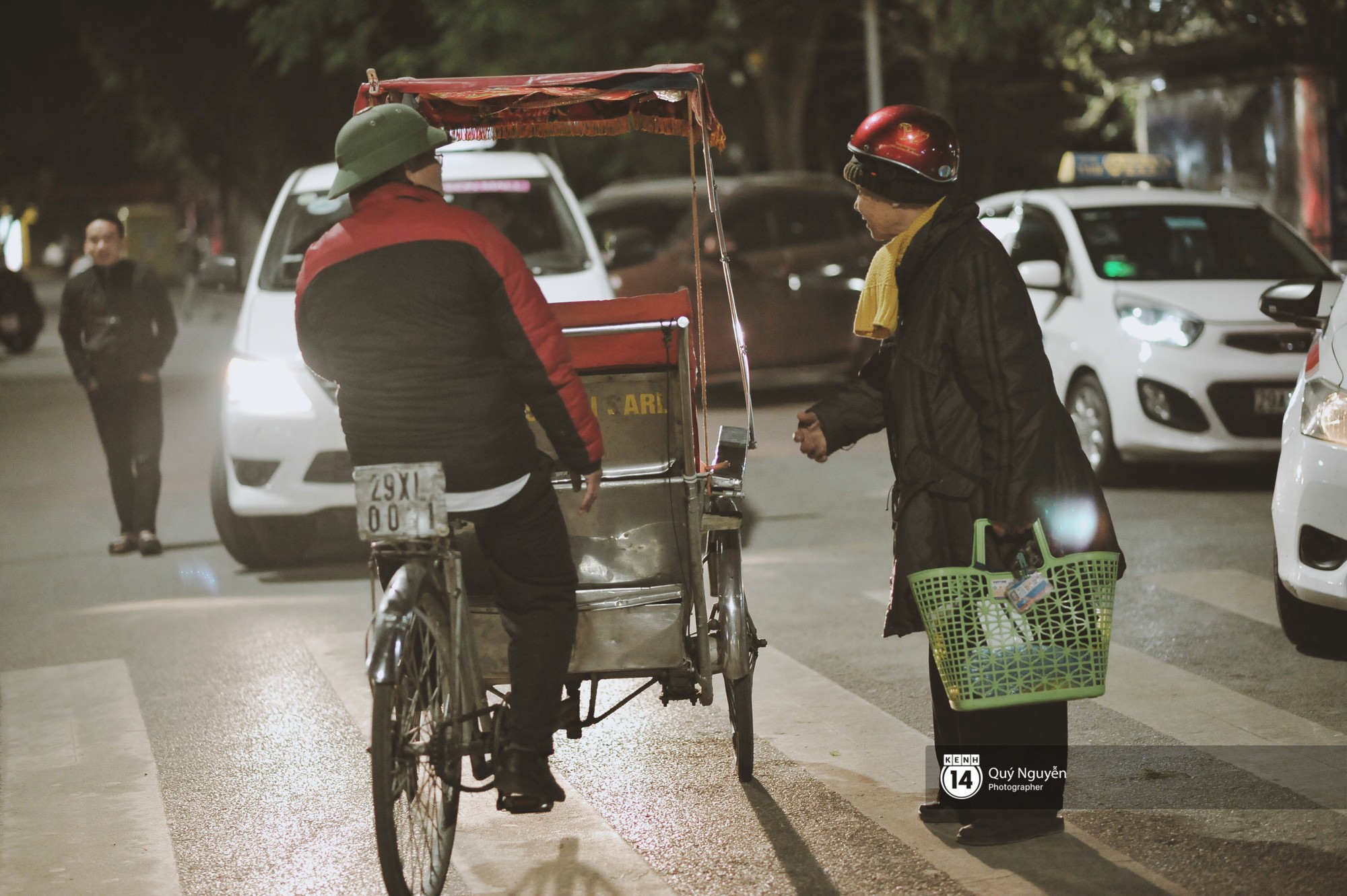 Chùm ảnh: Hà Nội giá rét 10 độ, một chiếc thùng carton hay manh áo mưa cũng khiến người lao động nghèo ấm hơn - Ảnh 16.