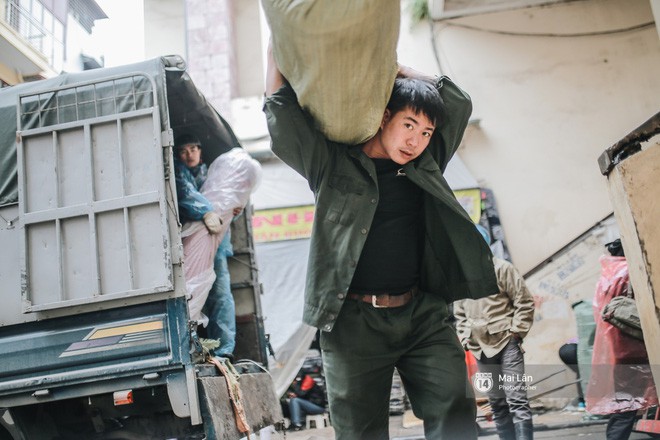 Chùm ảnh: Hà Nội giá rét 10 độ, một chiếc thùng carton hay manh áo mưa cũng khiến người lao động nghèo ấm hơn - Ảnh 7.