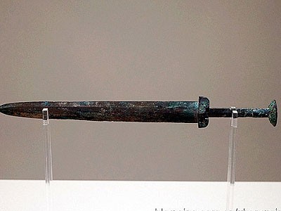 Bí ẩn số vũ khí kỳ lạ bên trong lăng mộ Tần Thủy Hoàng - ngàn năm vẫn sắc bén - Ảnh 3.