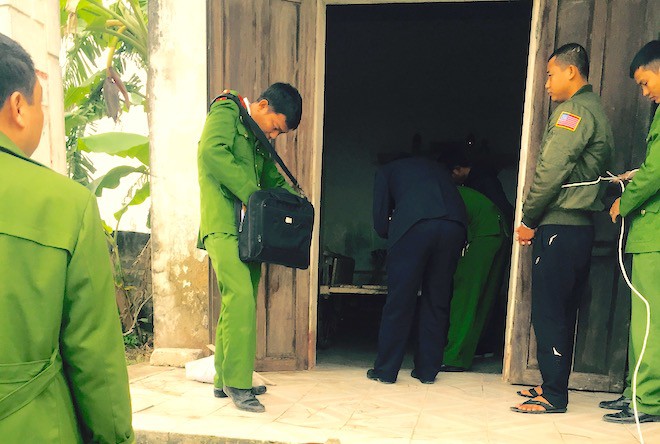 Người con trai đánh bố gãy xương sườn đã bật khóc sau khi diễn lại hành vi - Ảnh 3. Người con trai đánh bố gãy xương sườn đã bật khóc sau khi diễn lại hành vi 2