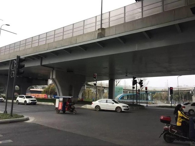Trung Quốc: Người dân hoang mang vì ngã tư này có tới... 37 cột đèn giao thông 2