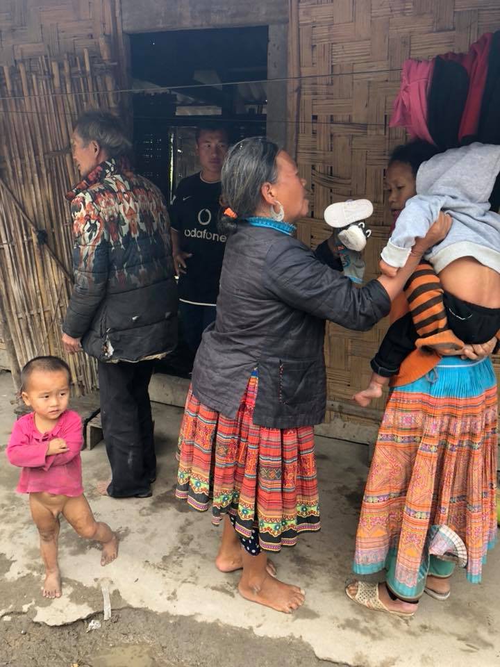 Vợ chồng ở Sài Gòn hoãn mua ô tô, vượt nghìn km đến Mường Lát nhận nuôi bé gái liệt 2 chân không manh áo giữa mùa đông - Ảnh 5.
