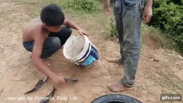 Đem lốp xe cũ ra bờ sông, hai cậu bé Campuchia ẵm đầy thúng cá - Ảnh 3.