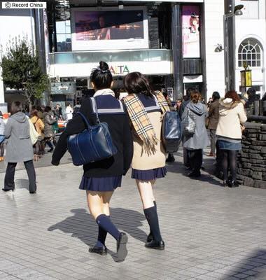 Mặc cho tuyết rơi trắng trời, nữ sinh Nhật Bản vẫn kiên cường diện váy ngắn xinh xắn tới trường - Ảnh 5.