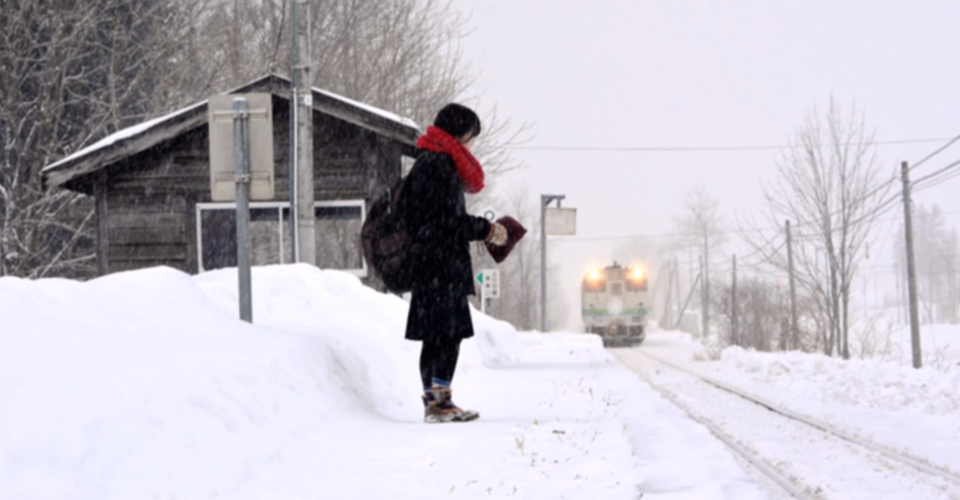 Mặc cho tuyết rơi trắng trời, nữ sinh Nhật Bản vẫn kiên cường diện váy ngắn xinh xắn tới trường - Ảnh 14.