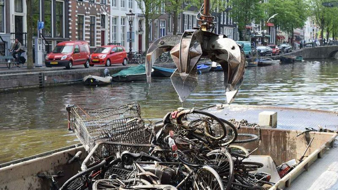 Vớt được 15.000 xe đạp/năm dưới kênh rạch ở Amsterdam, vì sao lại có con số kinh khủng vậy? - Ảnh 1.