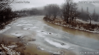 Hiện tượng kinh hoàng gì đã xảy ra khi dòng sông bỗng nhiên đóng băng rồi vỡ vụn tràn bờ? - Ảnh 2.