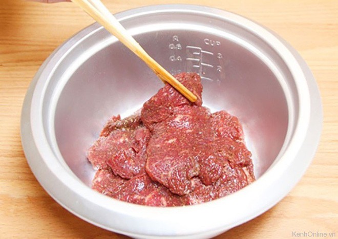Cho thịt bò vào nồi cơm điện, hơn 40 phút là có mẻ bò khô cay cay, thơm lừng góc bếp - Ảnh 3.