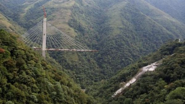 Sập cầu treo kinh hoàng ở Colombia: Gãy vụn trên vách núi cao chót vót - Ảnh 1.