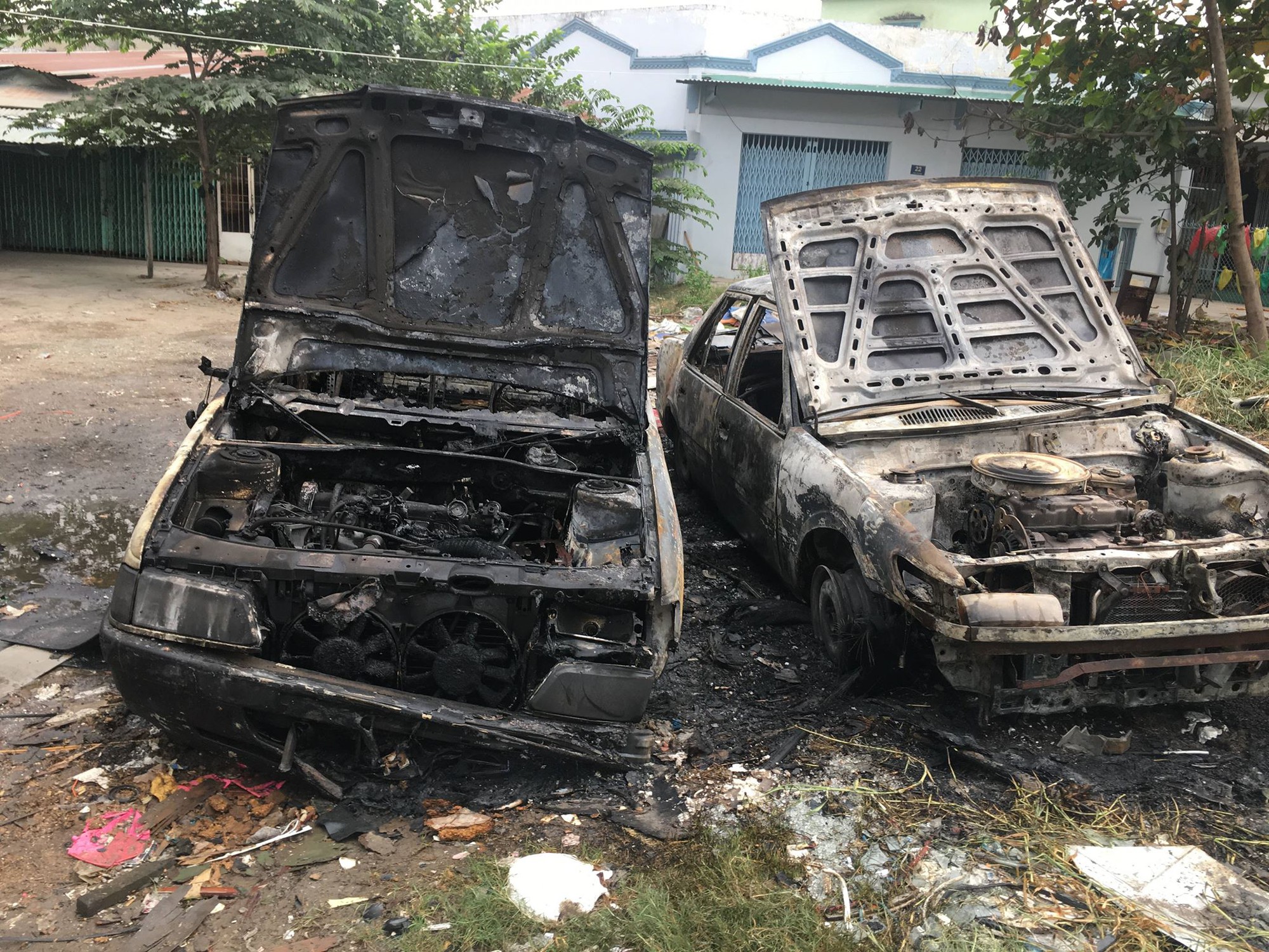 TP. HCM: Một người đốt rác, hai chiếc ô tô bị thiêu rụi vì lửa cháy lan - Ảnh 1.