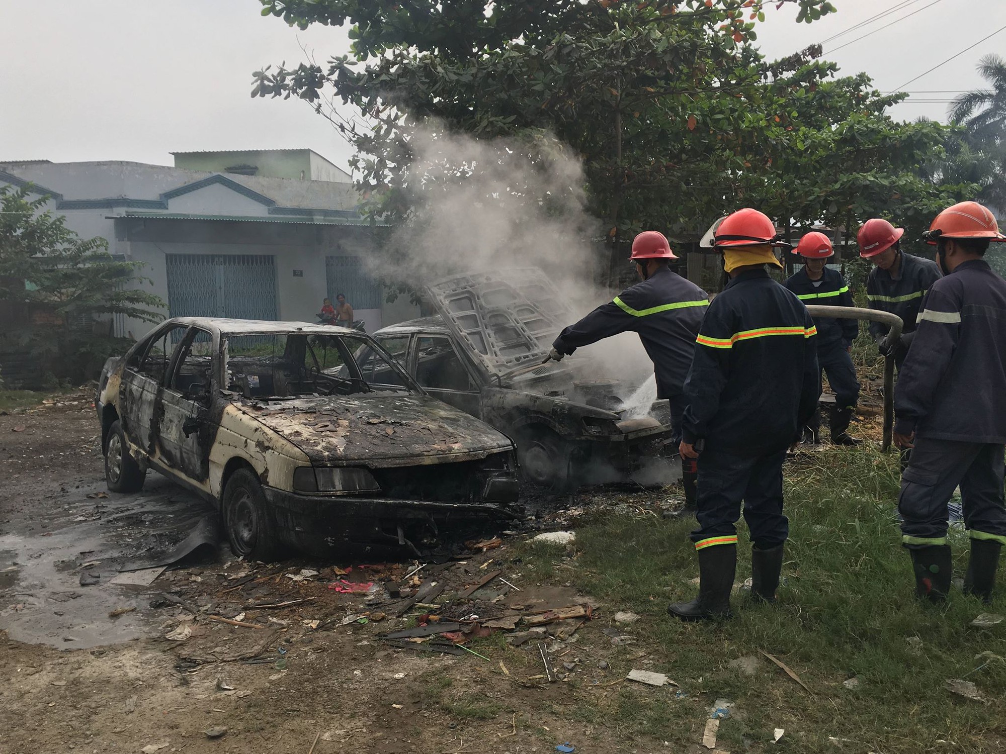 TP. HCM: Một người đốt rác, hai chiếc ô tô bị thiêu rụi vì lửa cháy lan - Ảnh 2.