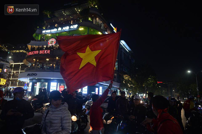 Người hâm mộ đổ ra Hồ Gươm mừng chiến tích của U23 Việt Nam - Ảnh 1.