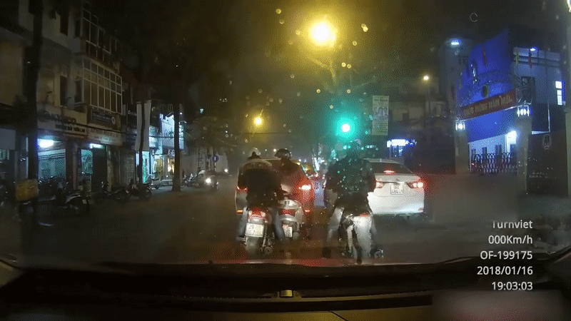 Người phụ nữ đi Lead bị 2 thanh niên dàn cảnh cướp túi xách trong tích tắc giữa đường phố Hà Nội - ảnh 1 Hình ảnh Người phụ nữ đi Lead bị 2 thanh niên dàn cảnh cướp túi xách trong tích tắc giữa đường phố Hà Nội số 1