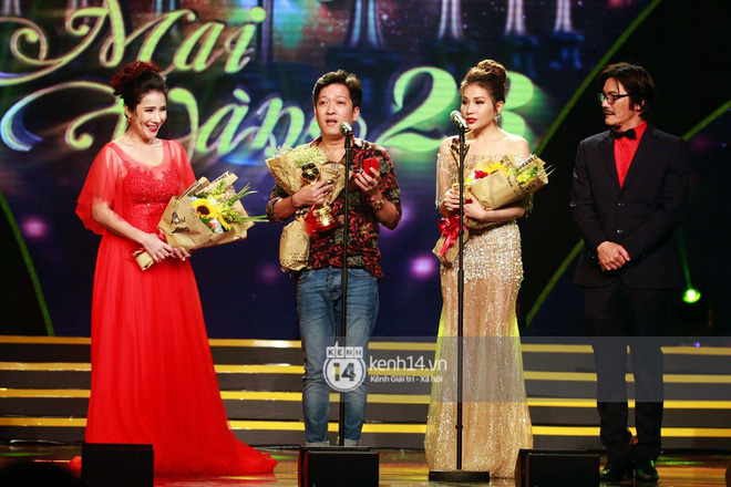 HOT: Trường Giang bất ngờ cầu hôn Nhã Phương ngay tại lễ trao giải Mai Vàng trước hàng nghìn khán giả - Ảnh 2.