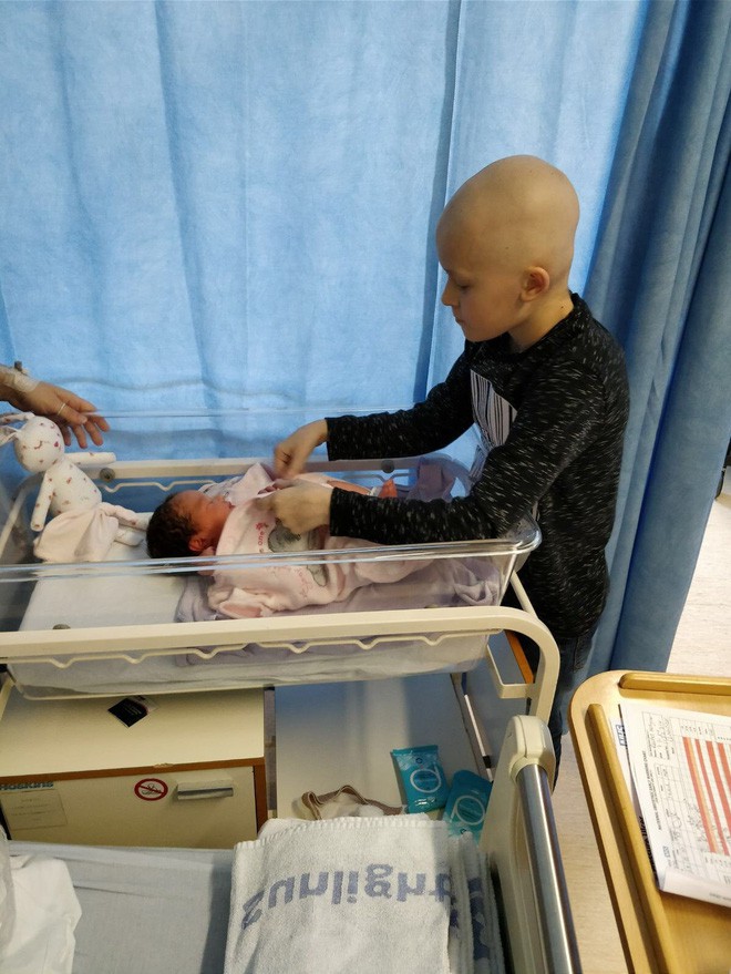 Cậu bé ung thư chiến đấu giành giật sự sống từng ngày để kịp gặp mặt em gái mới sinh trước khi qua đời - Ảnh 7.