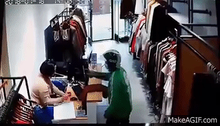 Xôn xao clip người đàn ông mặc áo GrabBike xịt dung dịch lạ vào mặt nhân viên bán hàng để cướp tài sản - Ảnh 2.