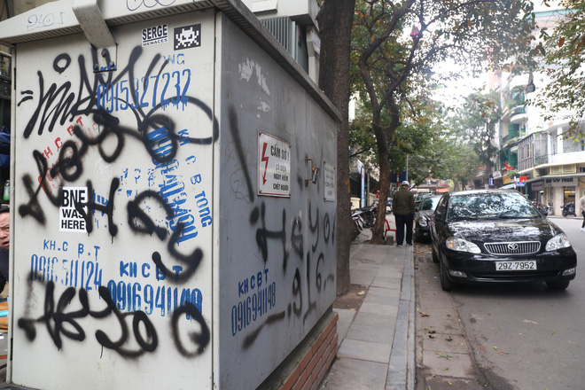 Phố phường Hà Nội bị bôi bẩn bởi vẽ graffiti như thế nào? - Ảnh 9.