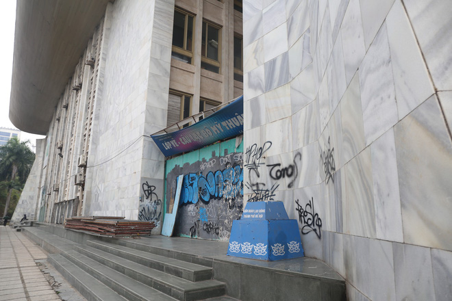 Phố phường Hà Nội bị bôi bẩn bởi vẽ graffiti như thế nào? - Ảnh 2.