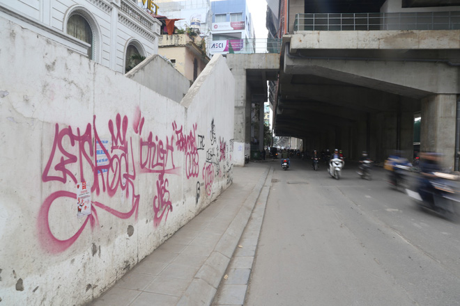 Phố phường Hà Nội bị bôi bẩn bởi vẽ graffiti như thế nào? - Ảnh 5.