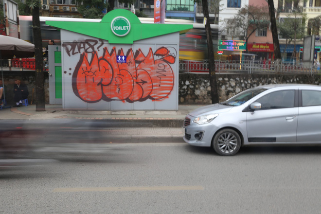 Phố phường Hà Nội bị bôi bẩn bởi vẽ graffiti như thế nào? - Ảnh 4.
