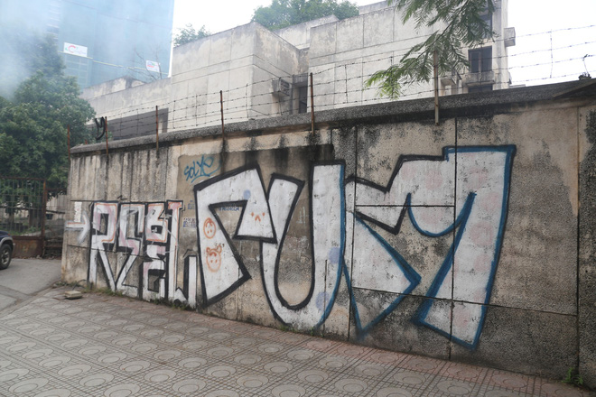 Phố phường Hà Nội bị bôi bẩn bởi vẽ graffiti như thế nào? - Ảnh 6.