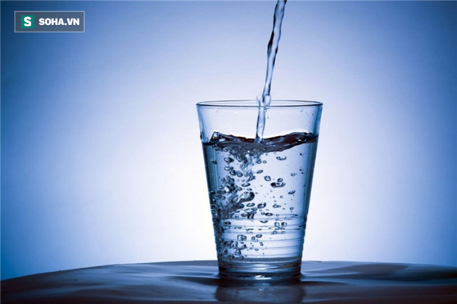 Uống nước sôi để nguội, đun đi đun lại gây ung thư? Đây là câu trả lời bạn cần biết sớm - Ảnh 1.