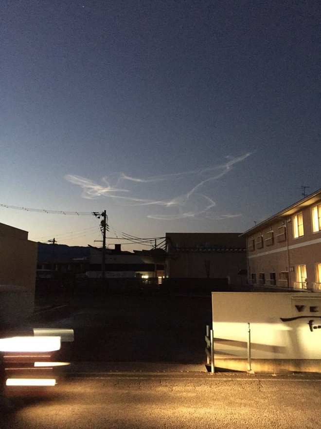 Những vệt mây khói đa sắc trên bầu trời Nhật Bản là kết quả của việc phóng tên lửa vệ tinh - Ảnh 2.