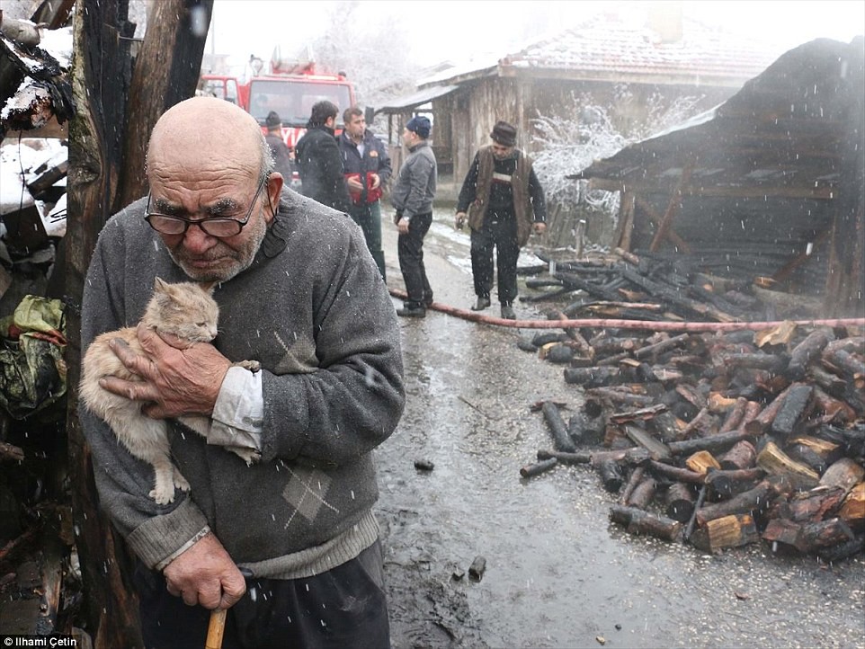 Nhà cửa cháy rụi, tài sản không còn gì, cụ ông 83 tuổi vẫn ôm ghì chú mèo con thổn thức trong giá lạnh - Ảnh 1.