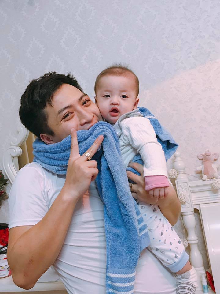 Đã tìm ra ông bố dễ thương trong clip cắn chặt khăn cổ vũ U23 Việt Nam chiến thắng vì sợ con thức - Ảnh 1. Đã tìm ra ông bố dễ thương trong clip 'cắn chặt khăn cổ vũ U23 Việt Nam chiến thắng' vì sợ con thức 1