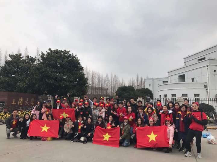 CĐV Việt Nam tại Trung Quốc vượt hàng trăm cây số để cổ vũ cho đội tuyển U23 Việt Nam trước trận đấu lịch sử với Qatar - Ảnh 6.