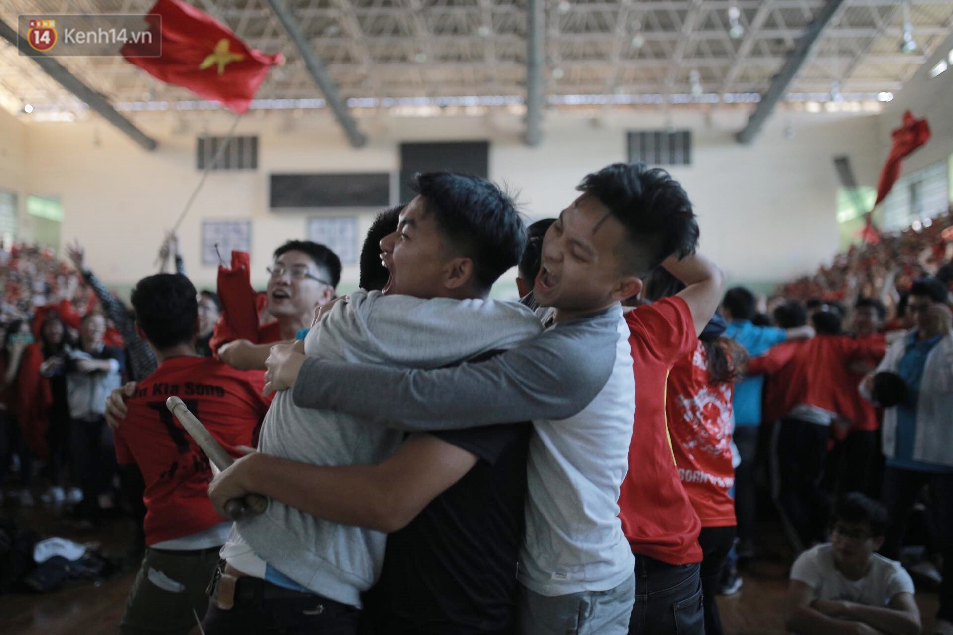 Chùm ảnh: Khoảnh khắc U23 Việt Nam gỡ hòa trong những phút cuối, hàng triệu người đã nắm tay, ôm nhau hạnh phúc nhường này - Ảnh 6.