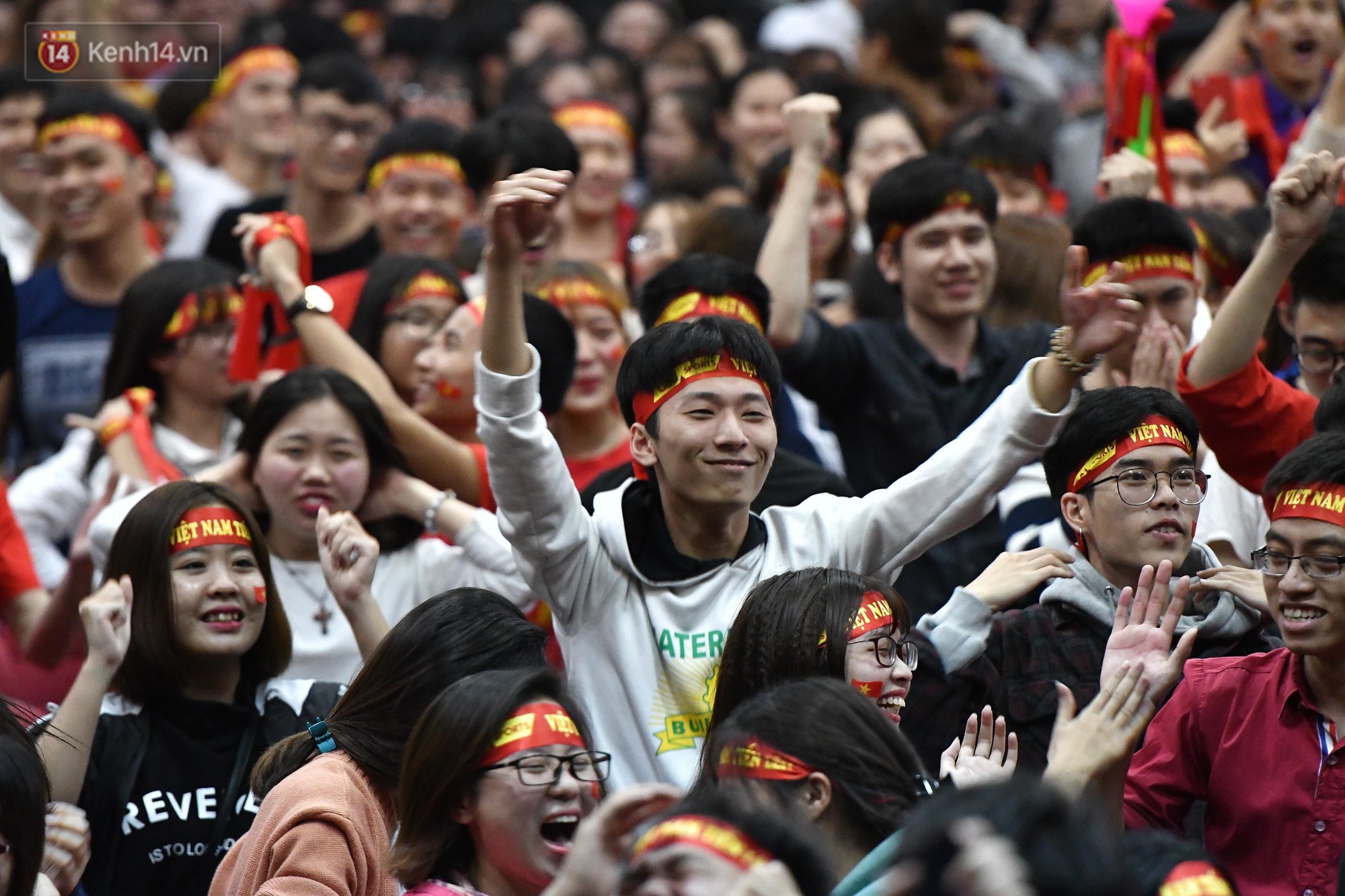 Chùm ảnh: Khoảnh khắc U23 Việt Nam gỡ hòa trong những phút cuối, hàng triệu người đã nắm tay, ôm nhau hạnh phúc nhường này - Ảnh 4.