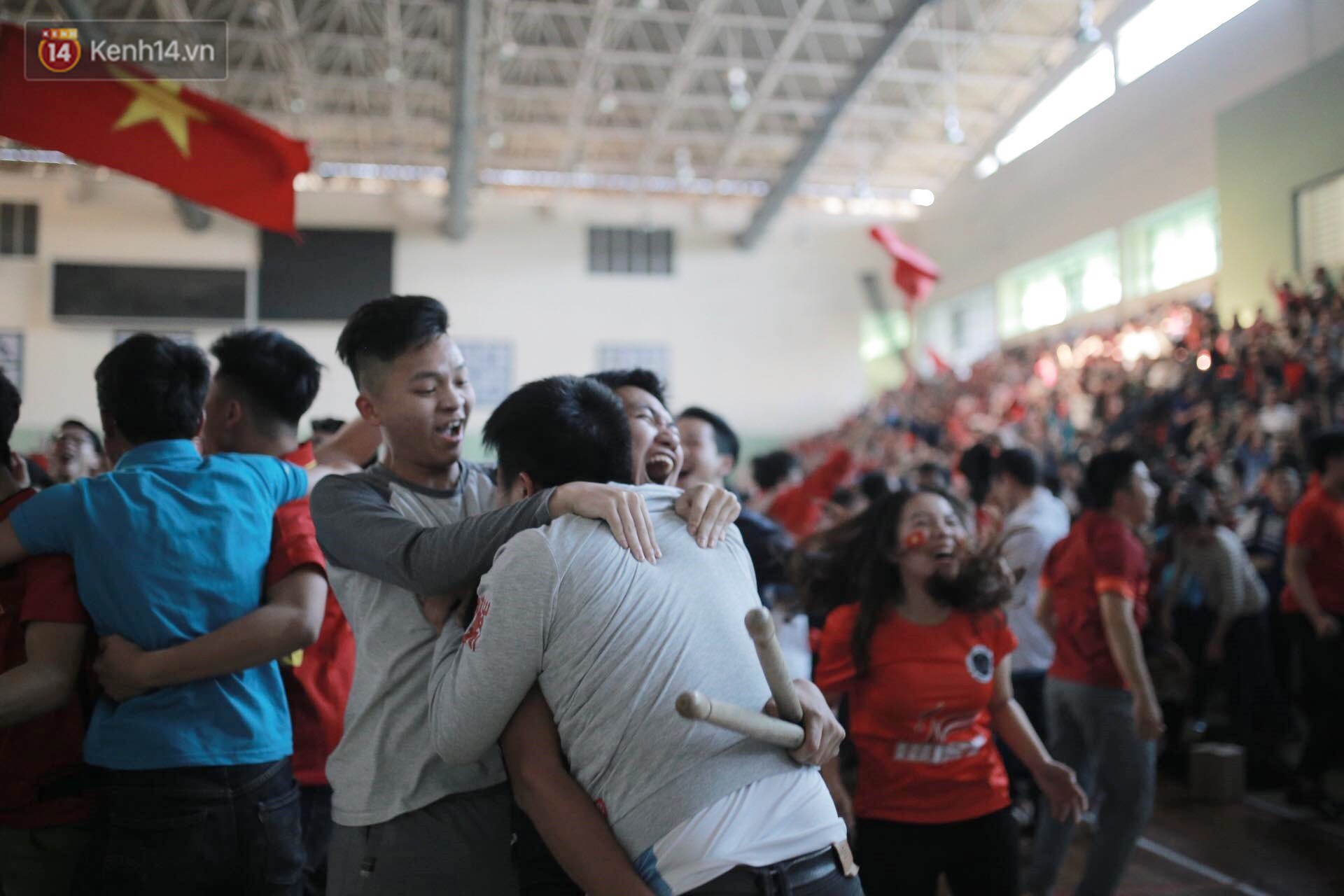 Chùm ảnh: Khoảnh khắc U23 Việt Nam gỡ hòa trong những phút cuối, hàng triệu người đã nắm tay, ôm nhau hạnh phúc nhường này - Ảnh 7.