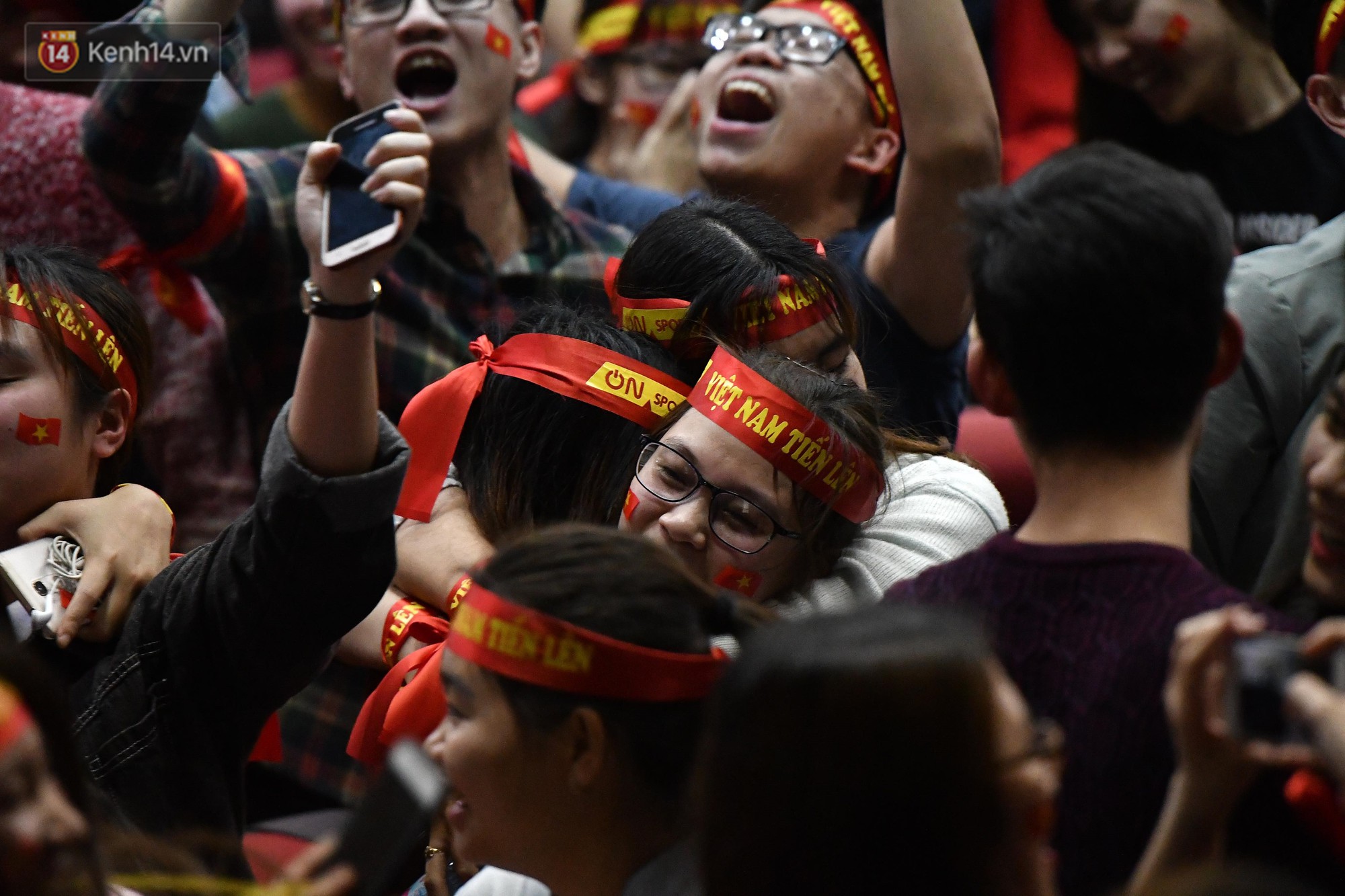 Chùm ảnh: Khoảnh khắc U23 Việt Nam gỡ hòa trong những phút cuối, hàng triệu người đã nắm tay, ôm nhau hạnh phúc nhường này - Ảnh 10.