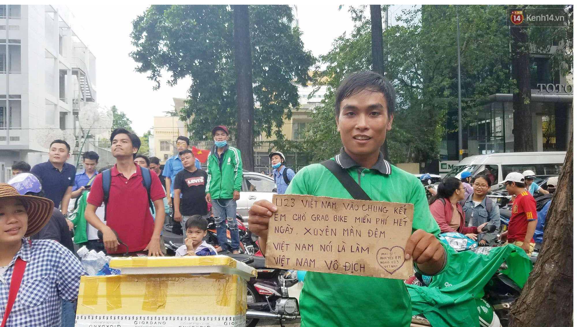 Tài xế Grab cầm biển thông báo sẽ chở khách miễn phí xuyên đêm nếu U23 Việt Nam vào chung kết 2 Tài xế Grab cầm biển thông báo sẽ chở khách miễn phí xuyên đêm nếu U23 Việt Nam vào chung kết 2