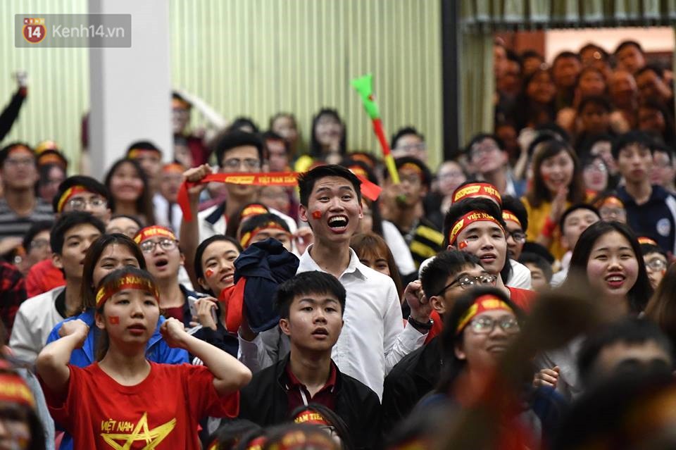 Chùm ảnh: Khoảnh khắc U23 Việt Nam gỡ hòa trong những phút cuối, hàng triệu người đã nắm tay, ôm nhau hạnh phúc nhường này - Ảnh 3.