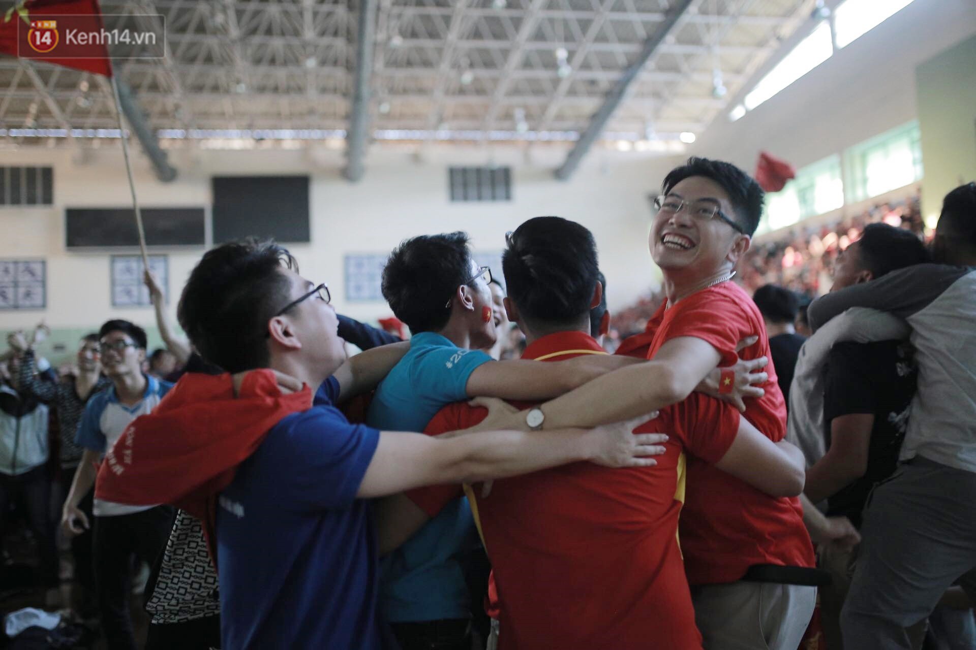 Chùm ảnh: Khoảnh khắc U23 Việt Nam gỡ hòa trong những phút cuối, hàng triệu người đã nắm tay, ôm nhau hạnh phúc nhường này - Ảnh 9.