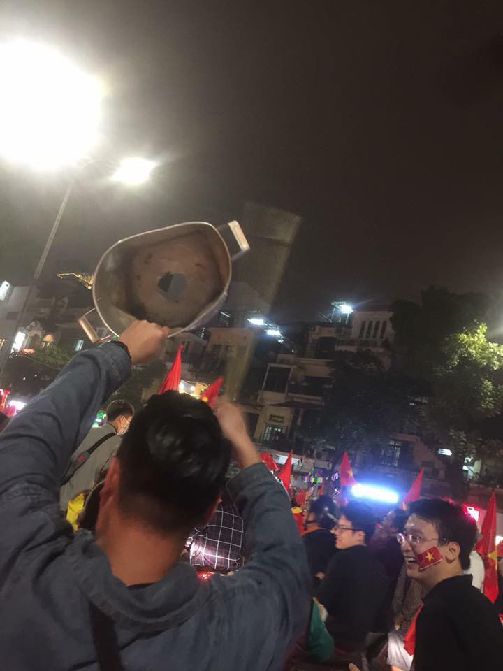 Cư dân mạng kiểm kê thiệt hại về xoong chảo sau đêm ăn mừng chiến thắng của U23 Việt Nam - Ảnh 11.