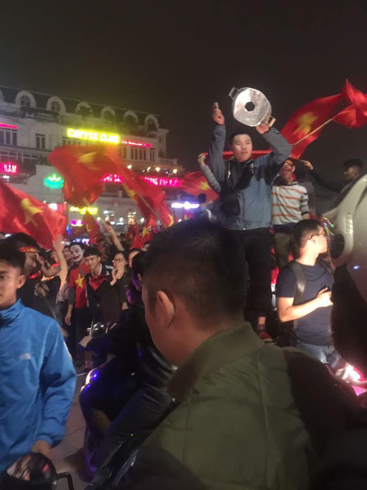 Cư dân mạng kiểm kê thiệt hại về xoong chảo sau đêm ăn mừng chiến thắng của U23 Việt Nam - Ảnh 12.