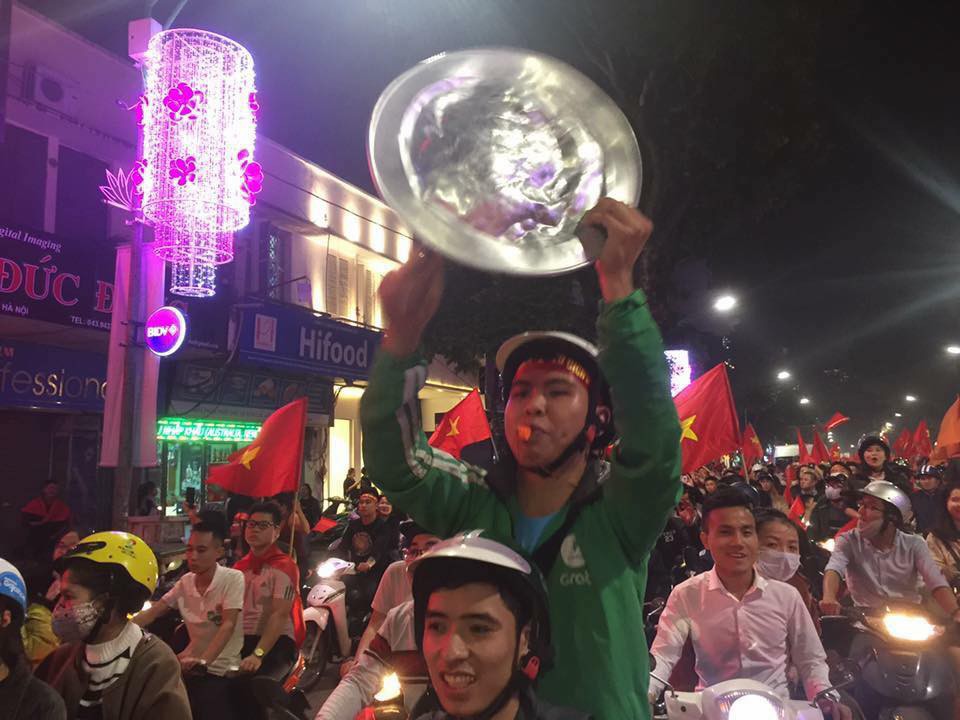 Cư dân mạng kiểm kê thiệt hại về xoong chảo sau đêm ăn mừng chiến thắng của U23 Việt Nam - Ảnh 17.