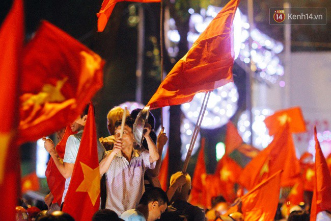 Một đêm “vui quên Tết” bởi U23 Việt Nam: Hôm nay ra đường, ai cũng dễ thương! - Ảnh 17. Một đêm “vui quên Tết” bởi U23 Việt Nam: Hôm nay ra đường, ai cũng dễ thương! 17