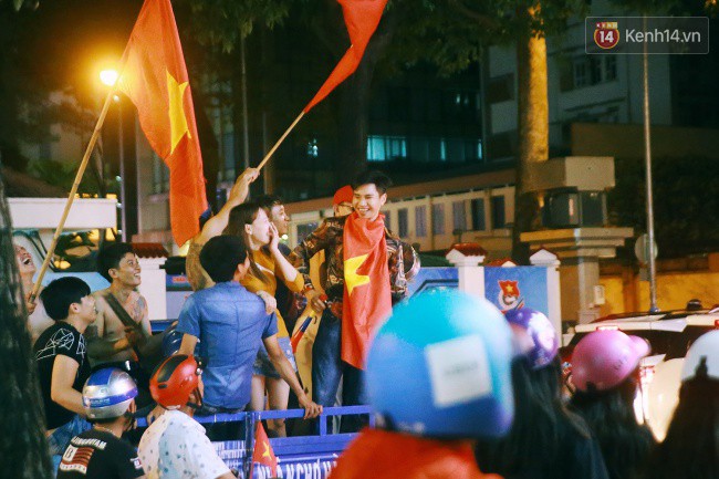 Một đêm “vui quên Tết” bởi U23 Việt Nam: Hôm nay ra đường, ai cũng dễ thương! - Ảnh 13. Một đêm “vui quên Tết” bởi U23 Việt Nam: Hôm nay ra đường, ai cũng dễ thương! 13