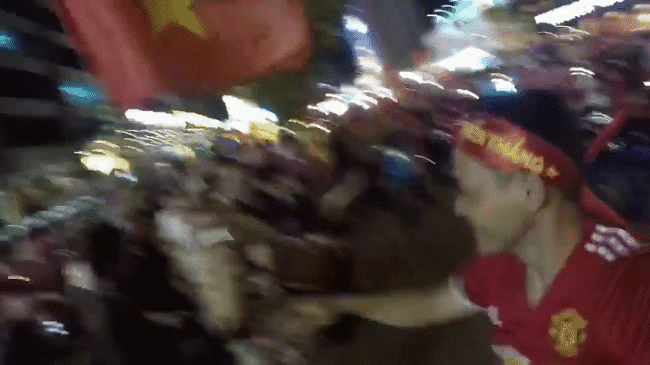 Clip: Những bà ngoại quẩy tưng bừng trên phố ăn mừng chiến thắng của đội tuyển U23 Việt Nam - Ảnh 2.
