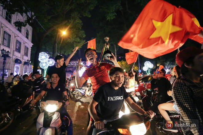 Một đêm “vui quên Tết” bởi U23 Việt Nam: Hôm nay ra đường, ai cũng dễ thương! - Ảnh 11. Một đêm “vui quên Tết” bởi U23 Việt Nam: Hôm nay ra đường, ai cũng dễ thương! 11