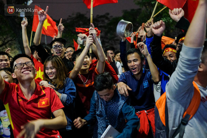 TP.HCM sẽ lắp 10 màn hình led kích thước lớn trên phố đi bộ Nguyễn Huệ để người dân xem U23 Việt Nam đá chung kết - Ảnh 1.