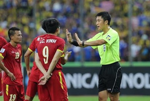 Trọng tài Trung Quốc nhiều tranh cãi bắt trận chung kết U23 Việt Nam - U23 Uzbekistan - Ảnh 1.